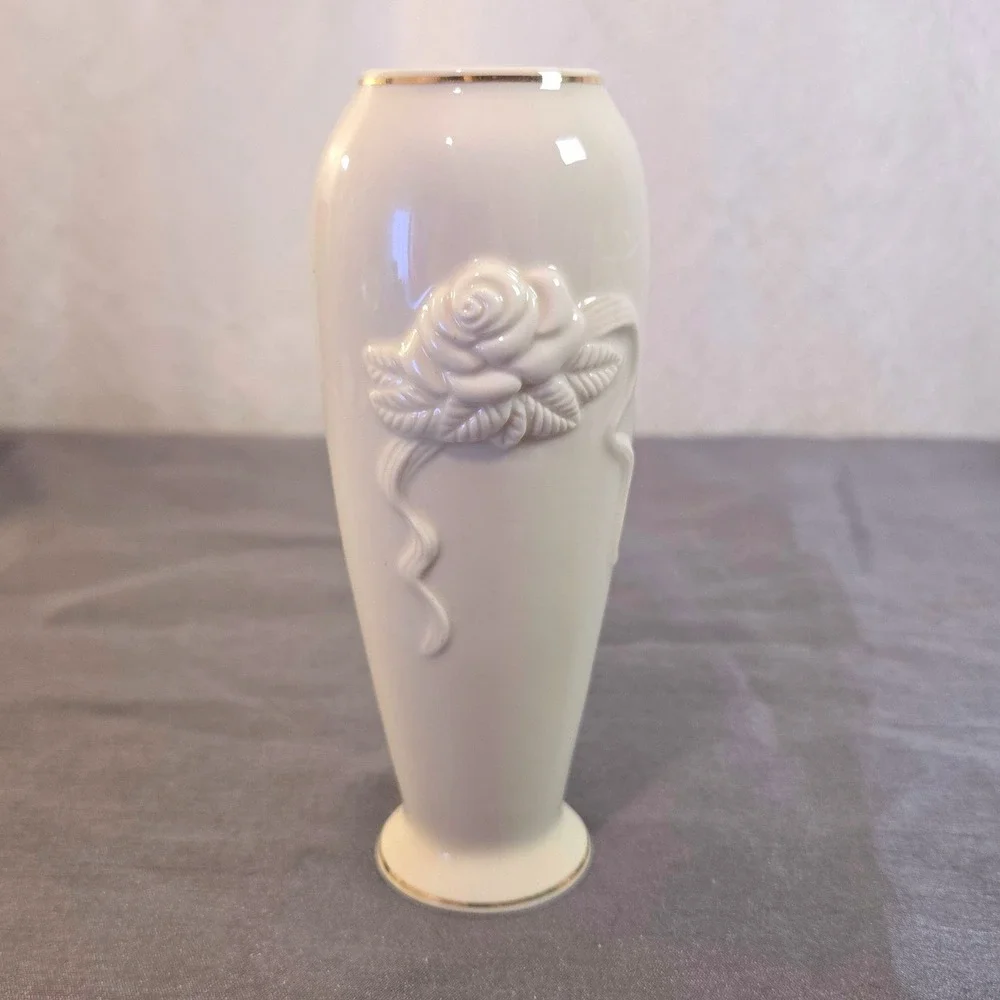 Lenox Cream Rose Bud Vase Gold Trim Handcrafted China‎ Decorative Accent